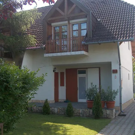 Strandkoezeli Nyaralohaz * Balatonboglár